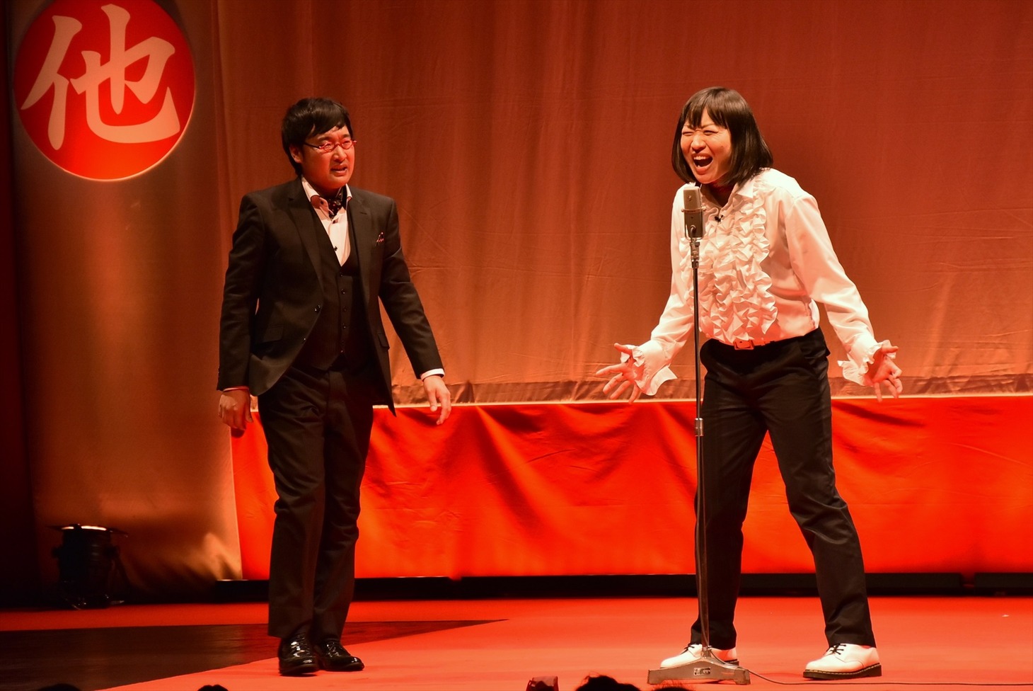 「これが単独ライブやでえ！」と吠える南海キャンディーズしずちゃん。左は山里。