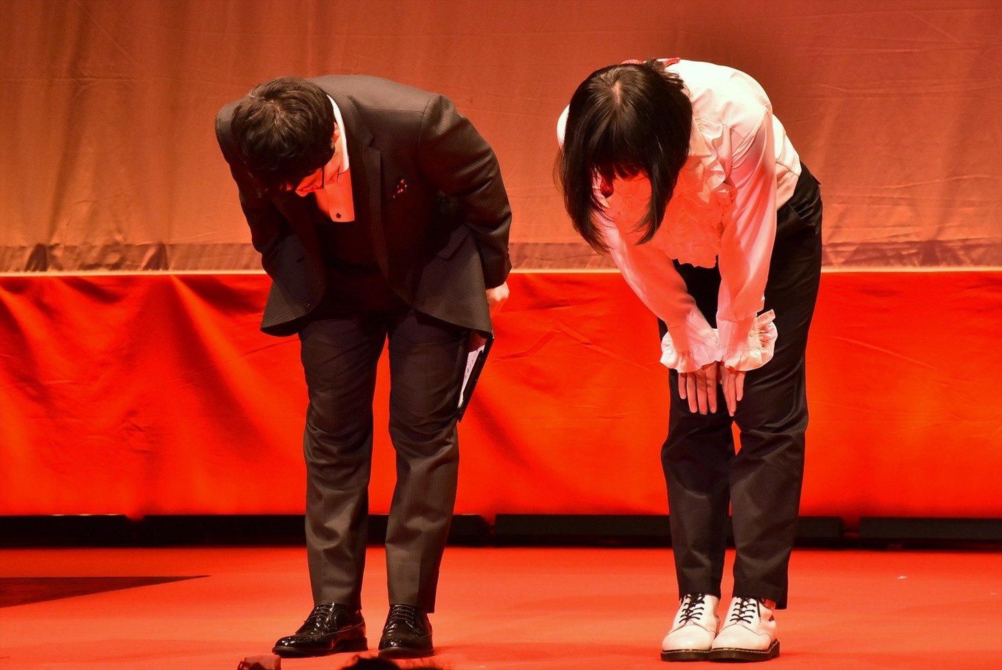 エンディングでお辞儀をする南海キャンディーズ。