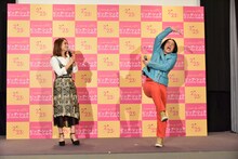 映画「ビッグ・シック ぼくたちの大いなる目ざめ」の公開記念イベントで「シェー！」を繰り出す永野（右）と、谷まりあ（左）。