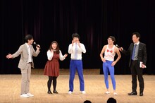 トークを展開するはりけ～んずとゆにばーす、ひょっこりはん。