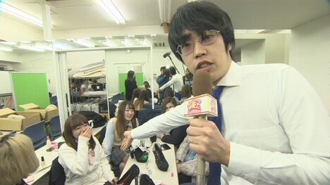 ゆにばーす川瀬名人（右）が、東京・渋谷の女子高をレポートする様子。(c)CBC