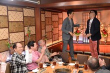 「帰れま10」で即席コラボを繰り広げる（右から）とろサーモン久保田、反町隆史。(c)テレビ朝日