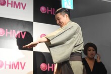 「そろり、そろり」と登壇するチョコレートプラネット長田。