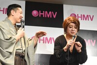 つけまつ毛のカスタムについて説明するチョコレートプラネット松尾（右）