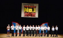 “15人漫才”を披露するサンシャイン池崎。