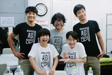 以前「超コントLIVE」で共演したAマッソ（前列2人）とジャルジャル、倉本美津留（後列中央）。