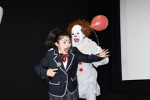 井上咲楽を追いかけるアンガールズ田中。