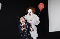 井上咲楽を追いかけるアンガールズ田中。