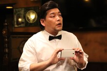 ドラマ「BG～身辺警護人～」に飲食店の店員役で出演するサンドウィッチマン富澤。(c)テレビ朝日