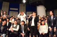 記者会見中の様子。