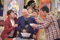 “おでん芸”に挑戦する加藤一二三。(c)読売テレビ