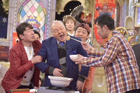 “おでん芸”に挑戦する加藤一二三。(c)読売テレビ