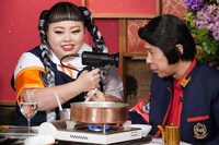 左から渡辺直美、ナインティナイン岡村。(c)日本テレビ