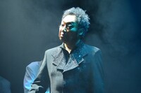 「無音モノマネロボットダンス」を披露するコロッケ。