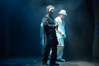 「無音モノマネロボットダンス」を披露するコロッケ。