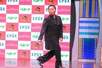 “スピードスケートを曲がりきる美川憲一のモノマネ”を披露するコロッケ。