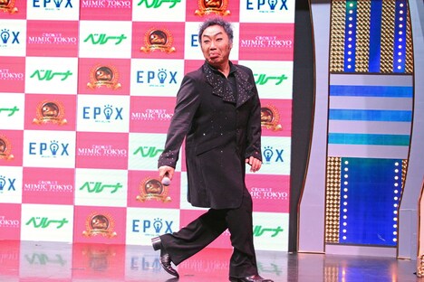 “スピードスケートを曲がりきる美川憲一のモノマネ”を披露するコロッケ。