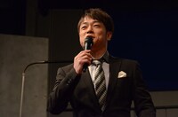 会見の司会を務めた陣内智則。