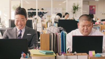 ANZEN漫才が出演する、炭酸飲料ブランド「ぷるっシュ!! ゼリー×スパークリング」の新CM「ぷるっシュ!! いってきます！編」のワンシーン。