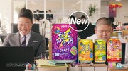 ANZEN漫才が出演する、炭酸飲料ブランド「ぷるっシュ!! ゼリー×スパークリング」の新CM「ぷるっシュ!! いってきます!編」のワンシーン。