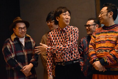 囲み挨拶に登場したオークラ（左端）。