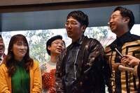 囲み挨拶のワンシーン。