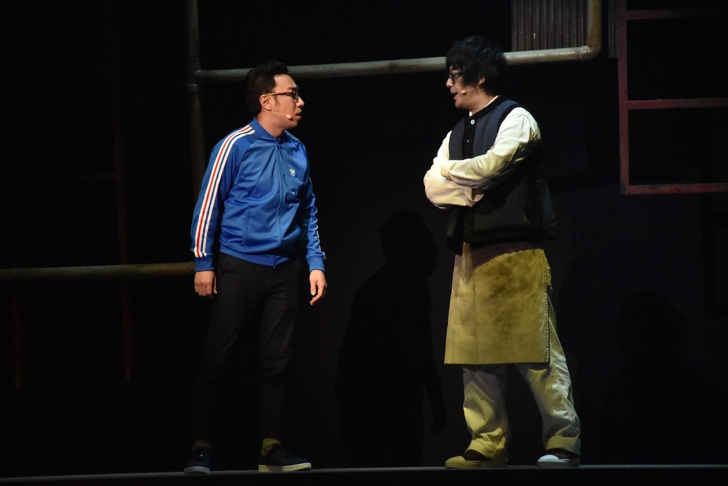 （左から）東京03角田と豊本。