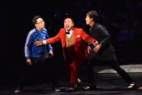 東京03の角田（左）と飯塚（右）、日替わりゲストのドランクドラゴン塚地（中央）。