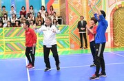 「ビートたけしのスポーツ大将 2時間SP」でバレーボールの女子中学生チームと対決する、ビートたけし、ナインティナイン。(c)テレビ朝日
