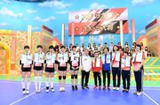 （左から）バレーボールの女子中学生チーム、ビートたけし、ナインティナイン、レジェンドチーム。(c)テレビ朝日