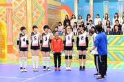 ナインティナイン岡村がバレーボールの女子中学生チームに交じるワンシーン。(c)テレビ朝日