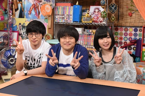 左から小出祐介、バカリズム、夢眠ねむ。