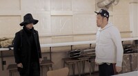 再会する斎藤工（左）と野性爆弾くっきー（右）。