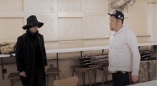 再会する斎藤工（左）と野性爆弾くっきー（右）。