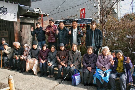 （後列左から）アンガールズ、FUJIWARA、ロンドンブーツ1号2号・田村淳と、長寿の人々。(c)SBC信越放送