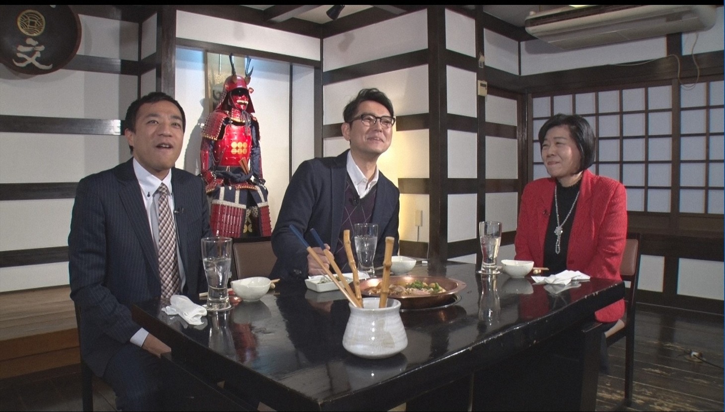 「ビビット」内の「密着ビビット」にて東京・浅草のグルメスポットを巡るナイツと、ナイツ土屋の母親（右）。(c)TBS