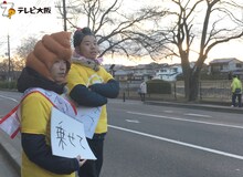 ヒッチハイクに臨むアキナ。