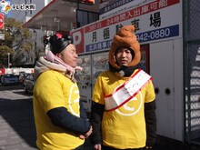 ヒッチハイクに臨むアキナ。