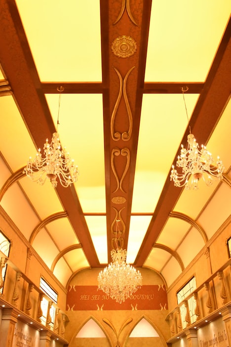 「Friend-Ship Project 短期集中講座～嫌いな人を好きになる方法～」のセット。天井がある。