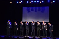 「EIGHT! EIGHT! ALL!」の決めポーズを取るわらふぢなるお、ゾフィー、東京ホテイソン、カミナリ。