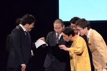 ウィキペディアの情報を確認するゾフィー上田、カミナリたくみら。