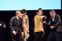 急に下ネタを言い放って頭を叩かれるカミナリまなぶ。