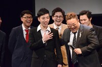 後輩たちにムチャぶりするサンドウィッチマン伊達（右）。