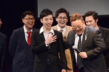 後輩たちにムチャぶりするサンドウィッチマン伊達（右）。