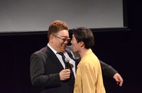 カミナリたくみ（右）にツッコまれるサンドウィッチマン伊達（左）。