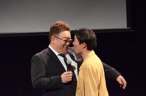 カミナリたくみ（右）にツッコまれるサンドウィッチマン伊達（左）。