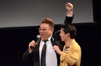 ガッツポーズするサンドウィッチマン伊達（左）。