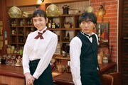 ドラマ「こんなところに運命の人」に出演するスピードワゴン小沢と、主演の松井愛莉（左）。(c)CBC