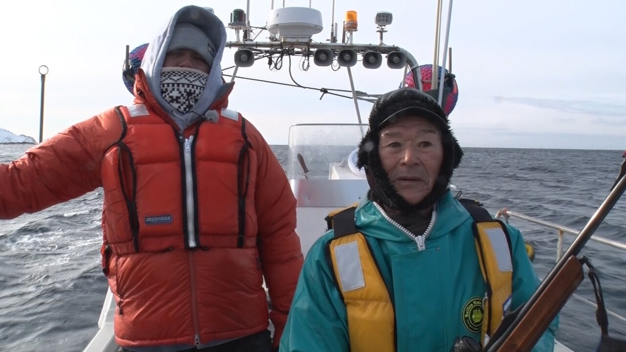 「世界の村のどエライさん」で北海道の礼文島を訪れ、トド猟師の男性（右）に密着するマテンロウ・アントニー（左）。(c)関西テレビ