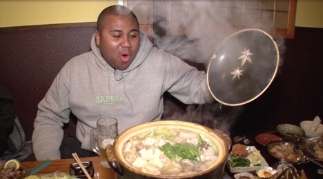 礼文島グルメを堪能する、マテンロウ・アントニー。(c)関西テレビ